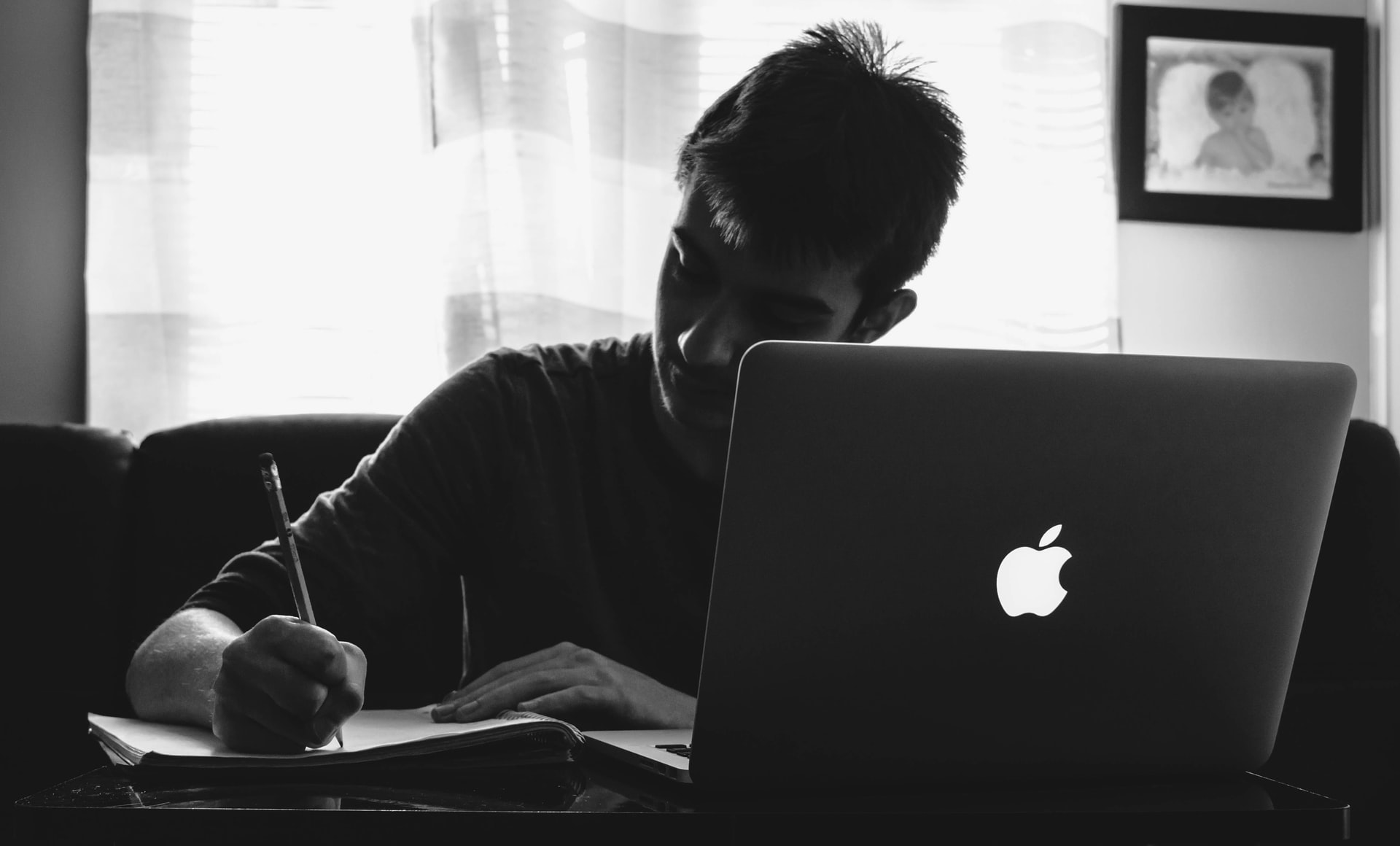 パソコンで勉強する男性